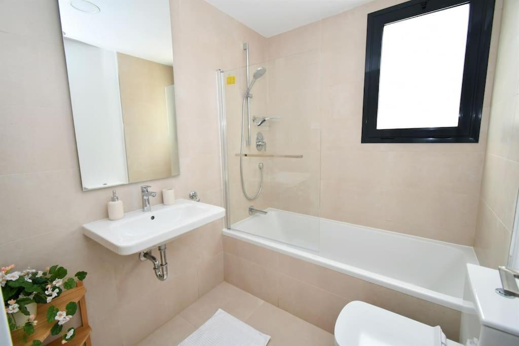 Casa Kerr - Luxury Apt - Sleeps 9 - Los Boliches Διαμέρισμα Μάλαγα Εξωτερικό φωτογραφία